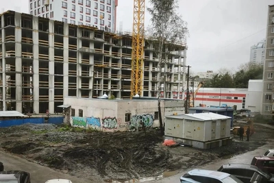 Жители Екатеринбурга жалуются на разрытый двор