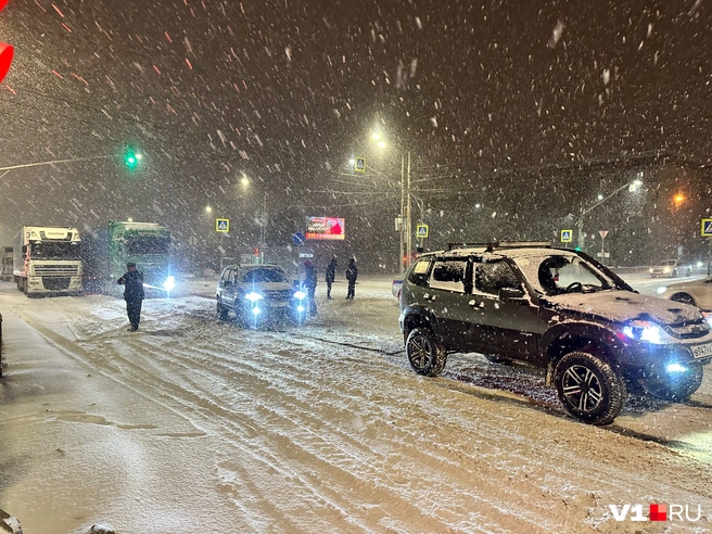 На помощь застрявшим грузовикам пытаются прийти полноприводные внедорожники | Источник: Арина Рязанова / V1.RU