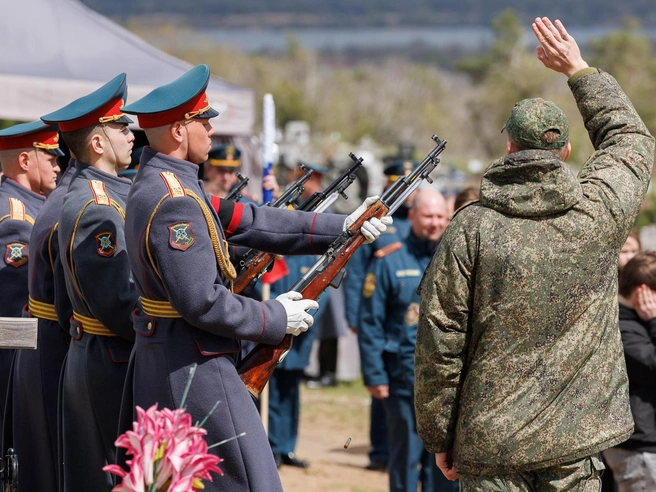 На кладбище прозвучали прощальные залпы | Источник: Алексей Волхонский / V1.RU