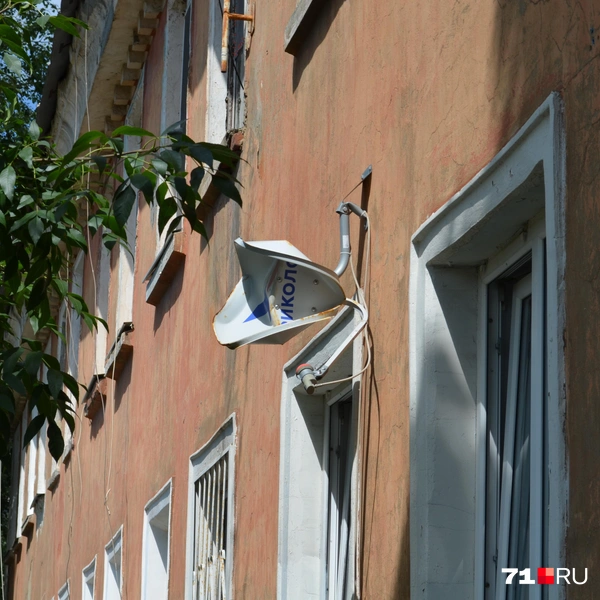 Спутниковую антенну смяло упавшей наледью — а теперь представьте, что она упала бы на голову человеку | Источник: Улитов Максим / 71.RU