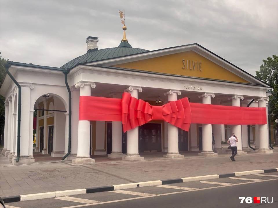 Ротонду в центре Ярославля обтянули огромным бантом. Что там будет