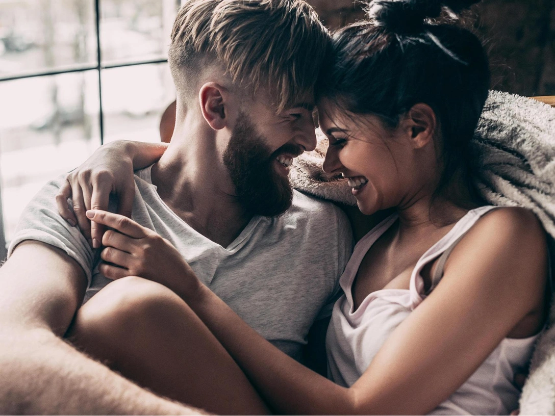 6 женских качеств, которые действительно возбуждают современных мужчин | marieclaire.ru