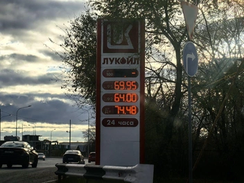 «Сотки» нет. 95-й за две недели подорожал на 4 рубля, 92-й на четыре с копейками, дизель «плюсанул» 70 копеек | Источник: Павел Красоткин / 72.RU 