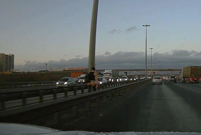 Проспорил? Дефиле мужчины в стрингах на КАД удивило автомобилистов (фото, видео) | Источник: Мегаполис | Санкт-Петербург | Питер