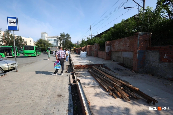 Рядом пассажиры продолжают ждать транспорт | Источник: Владислав Лоншаков / E1.RU