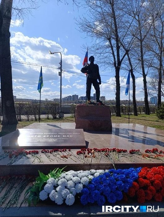 К памятнику десантникам тоже возложили цветы | Источник: «ИрСити»