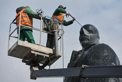 Рабочие отмыли шестиметрового Ленина и елки в Новосибирске
