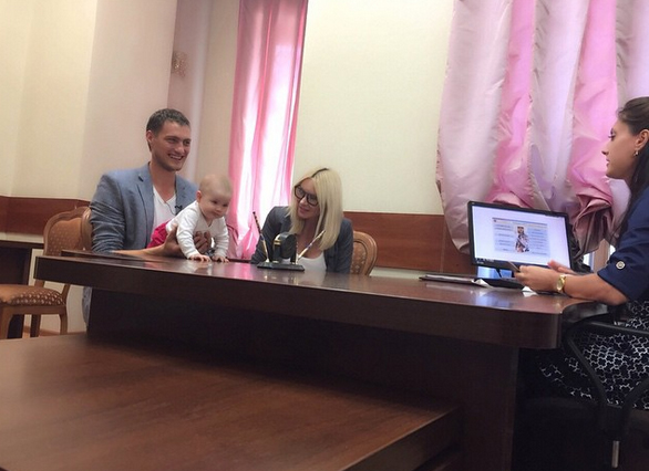 Элина, Александр и их дочь Сашенька в Кутузовском загсе