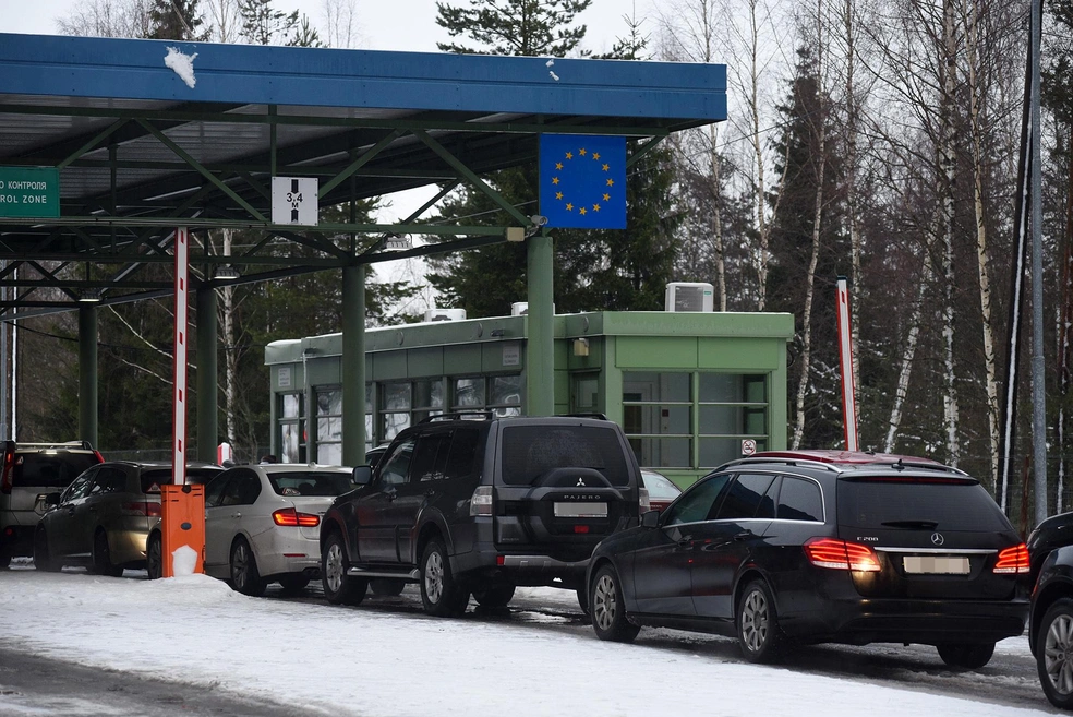 Пограничники готовятся к штурму туристами границы с Эстонией и Финляндией. Названо самое «пробочное» время (фото) | Источник: Сергей Николаев, "Фонтанка.ру"