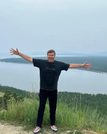 Но без фото не уехал | Источник: guberniev_dmitry / Instagram (экстремистская организация, деятельность запрещена на территории РФ)