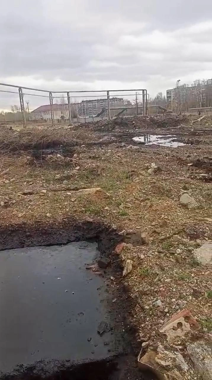 Запасы мазута буквально ушли в землю | Источник: Никита Соловьев