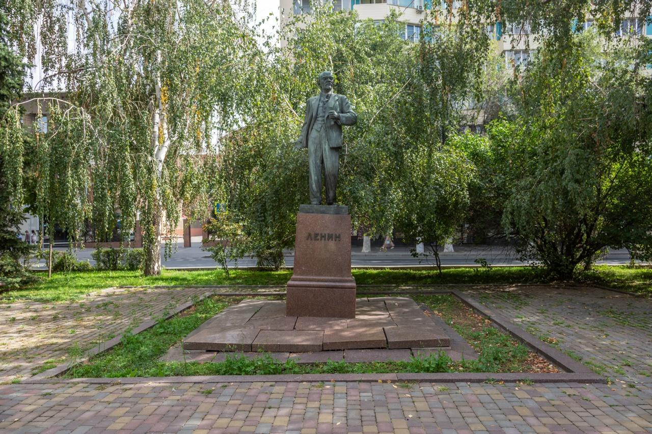 В Волгограде напротив здания областной администрации угрожает рухнуть памятник Ленину