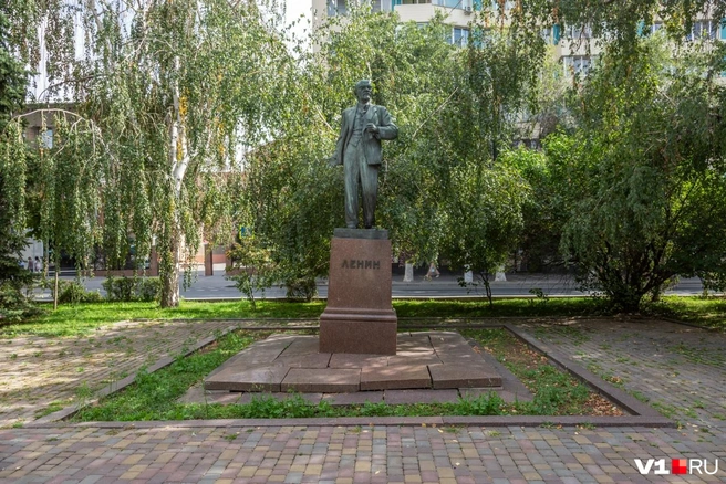 А плиты основания расползаются в разные стороны | Источник: Константин Завриков / V1.RU