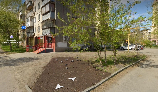 Вот это место: видно, что его раскатывают и летом. В межсезонье такая парковка особенно вредоносна | Источник: Яндекс.Карта