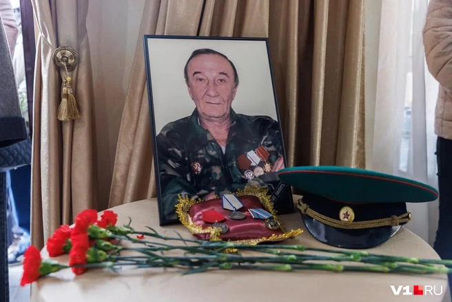 У портрета Сергея Трофимова лежали его награды, полученные при жизни | Источник: Алексей Волхонский / V1.RU