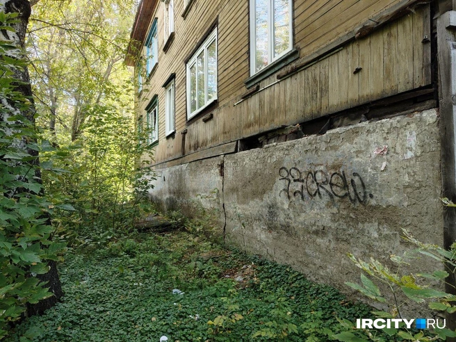 Но при внимательном рассмотрении становится понятно, что дом уже сильно «устал» | Источник: Ксения Филимонова / «ИрСити»