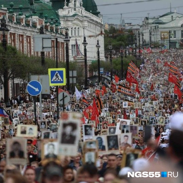 В «Бессмертном полку» прошли 100 тысяч человек. Колонна стартовала от библиотеки Пушкина. Акцию проводили впервые за несколько лет | Источник: Евгений Софийчук / NGS55.RU