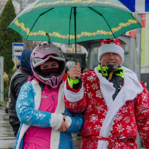 Жаль на мотоцикле нельзя ехать под зонтом | Источник: Оксана Витязь / SOCHI1.RU
