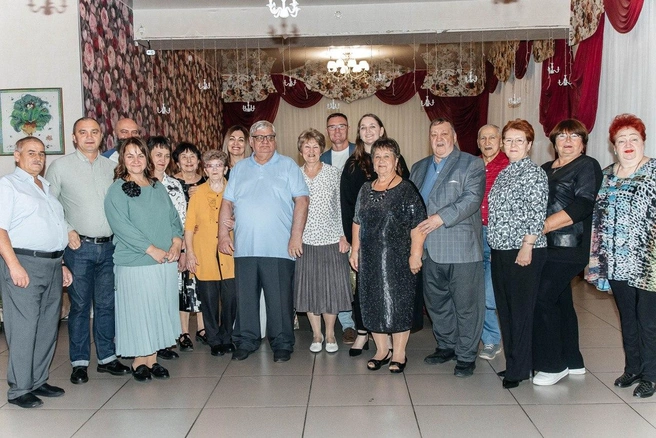 Оба брака оказались долгими и крепкими. Семьями, все вместе, они всегда празднуют дни рождения, Новый год и другие праздники | Источник: семейный архив семьи Докучаевых