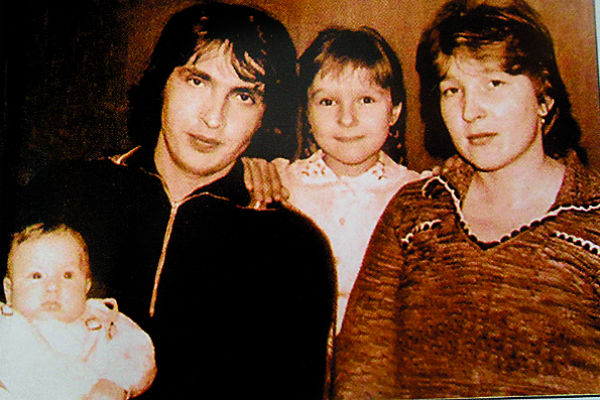 Маленький Женя с родителями и старшей сестрой Леной, 1983 год
