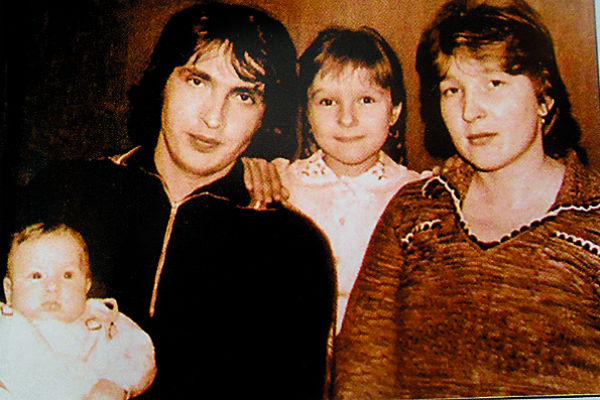 Маленький Женя с родителями и старшей сестрой Леной, 1983 год | Источник: личный архив