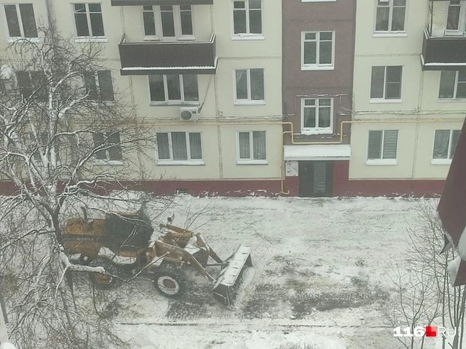 За час городские службы почистили двор и дорогу за домом | Источник: Дарья Сайфиева / 116.RU