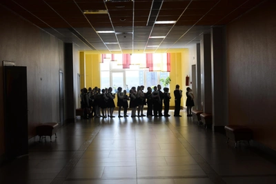 Мама школьницы рассказала о травме глаза от выстрела одноклассника