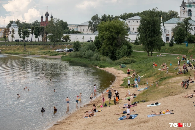 Рисковые ярославцы купаются в Которосли на центральном пляже, однако вода здесь грязная | Источник: Александр Куренной / 76.RU