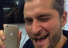 Иракли Пирцхалава демонстративно разбил iPhone 6