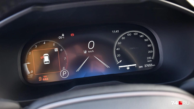 Цифровая приборная панель Toyota кажется пустоватой, словно дизайнер накидывал макет, но бросил на полпути | Источник: Артем Краснов