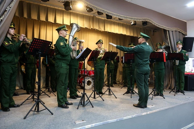 Для ветерана выступил военный оркестр | Источник: пресс-служба «Россети Сибирь»