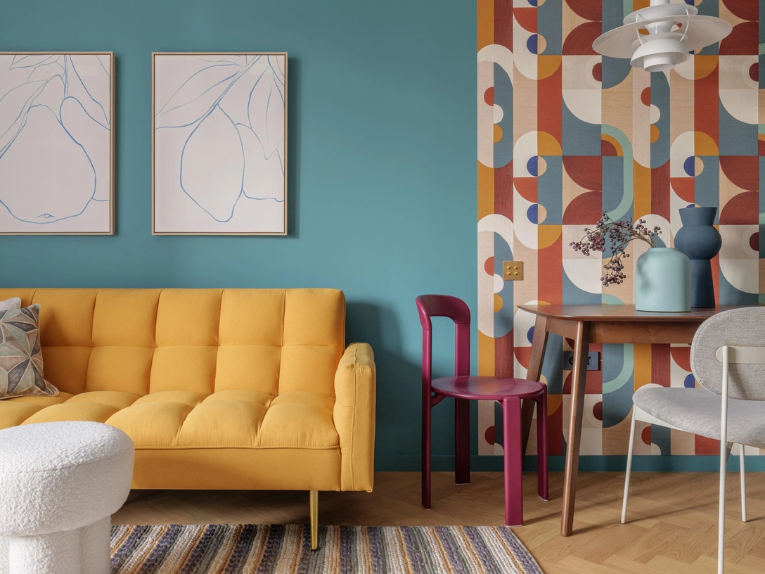 Обои, Casamance. Постеры и пуф, Dantone home. Ковер, kover.ru. Подушки, dartek.ru. Стулья, chair collection. Диван, imodern.ru. | Источник: Юрий Бельмесов. Стиль: Екатерина Чуганова