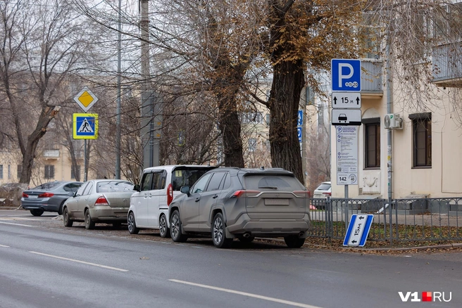 Для организации парковок пришлось «отжать» правый ряд с каждой стороны | Источник: Алексей Волхонский / V1.RU