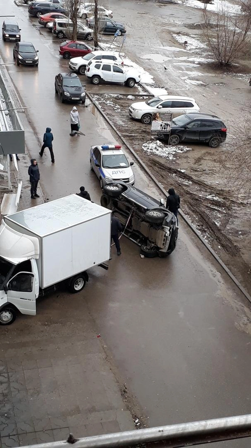 Mitsubishi Pajero перевернулся на бок у «Зеленого кольца» в Волгограде - 13  марта 2019 - V1.ру