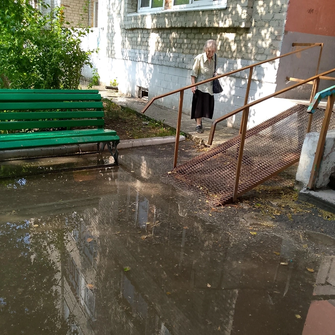 Женщине придется преодолеть полосу препятствий, чтобы зайти в дом | Источник: читатель 72.RU