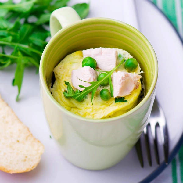 Двухминутный омлет в кружкеВариант приготовления завтрака для тех, кто ценит свое личное время, а также обожает шпинат, большое количество сыра и пикантный аромат зелени.Полный рецепт двухминутного омлета в кружке читайте по ссылке.