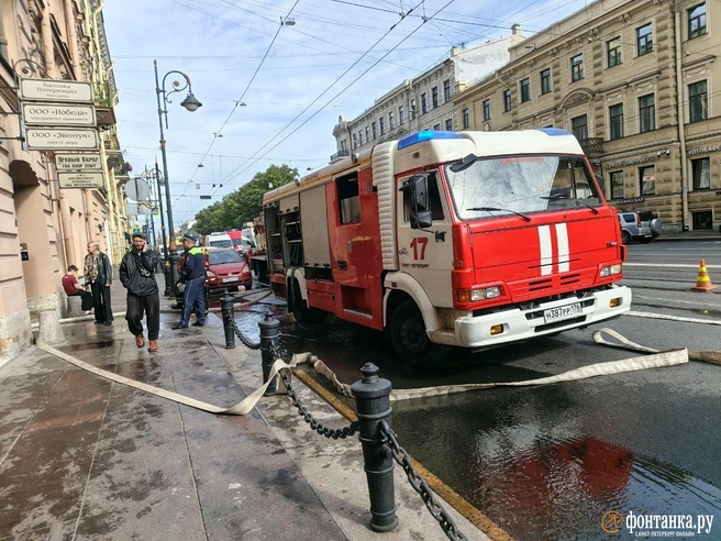 Самостоятельно жители выйти уже не могли. Что происходит на Литейном проспекте, где тушат пожар | Источник: Алина Циопа / «Фонтанка.ру»