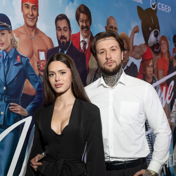 Блогер и музыкант Женя Ершов со спутницей | Источник: Телеканал ТНТ