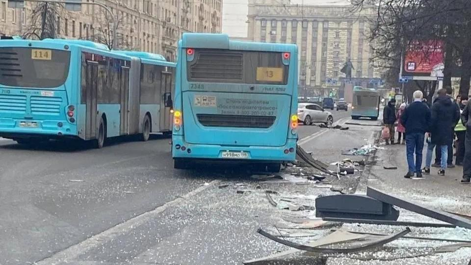 Автобус в Санкт-Петербурге протаранил несколько машин и вылетел на остановку с людьми — кадры