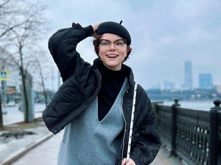 Жилет поверх пальто, красный капор: дважды мама Татьяна Брухунова кокетничает в весенних нарядах