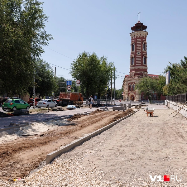 Дорожка до ближайшей платной парковки не доделана | Источник: Алексей Волхонский / V1.RU