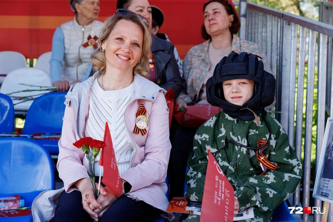 Тюменцы брали на парад с собой детей  | Источник: Ирина Шарова / 72.RU 