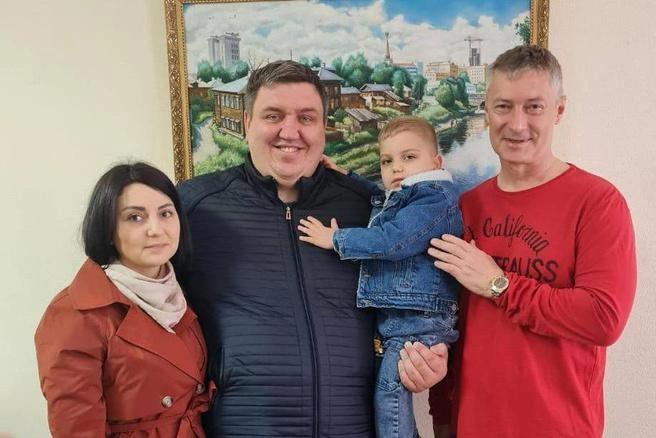 Марк с родителями и Евгением Ройзманом* в Екатеринбурге | Источник: предоставлено Мариной Угрехелидзе