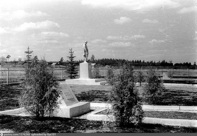 Мемориал на братской могиле у деревни Александровка | Источник: Ф. И. Жёлудев / Pastvu.com