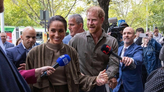 Markle and Prince Harry beamed as they were surrounded by reporters on their faux-royal tour of Australia in April. | Источник: MEGA