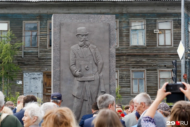 Памятник архангельскому градоначальнику Якову Лейцингеру открыли на Поморской / Советских космонавтов в 2024 году | Источник: Иван Митюшёв