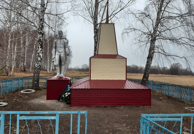 Фото №1 - В Мордовии памятник погибшим в Великой Отечественной войне отреставрировали сайдингом, но после негодования жителей обещали все переделать (фото)