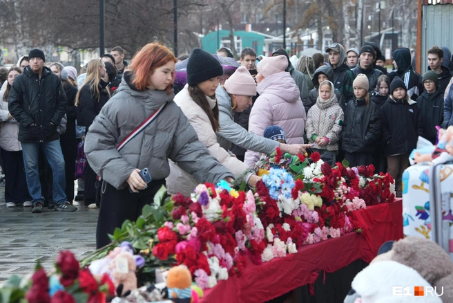 В Ревде сотни людей пришли к месту трагической аварии | Источник: Кирилл Кушнов / E1.RU