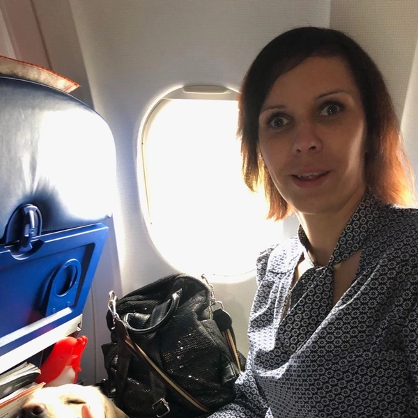 — С тех пор, как 9 лет назад у Ольги появилась собака-поводырь, ей приходится бороться с системой за двоих: защищать и себя, и лабрадора Гермиону. Получается с переменным успехом: в самолеты эту парочку, хоть и с приключениями, но пускают, а вот на марафон на Кубок мэра в этом году — нет | Источник: Ольга Лифанова / Vk.com