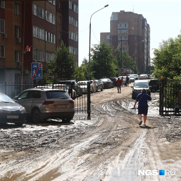 Самый глубокий участок двора — у ворот | Источник: Александр Ощепков / NGS.RU
